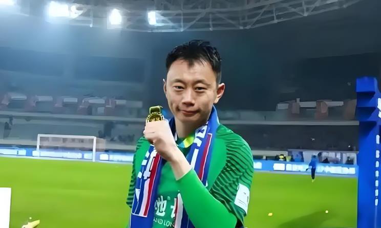 世界杯直播平台官网app下载最新版-上港已在冬训前完成一笔续约！本土飞翼留队无悬念，值得期待