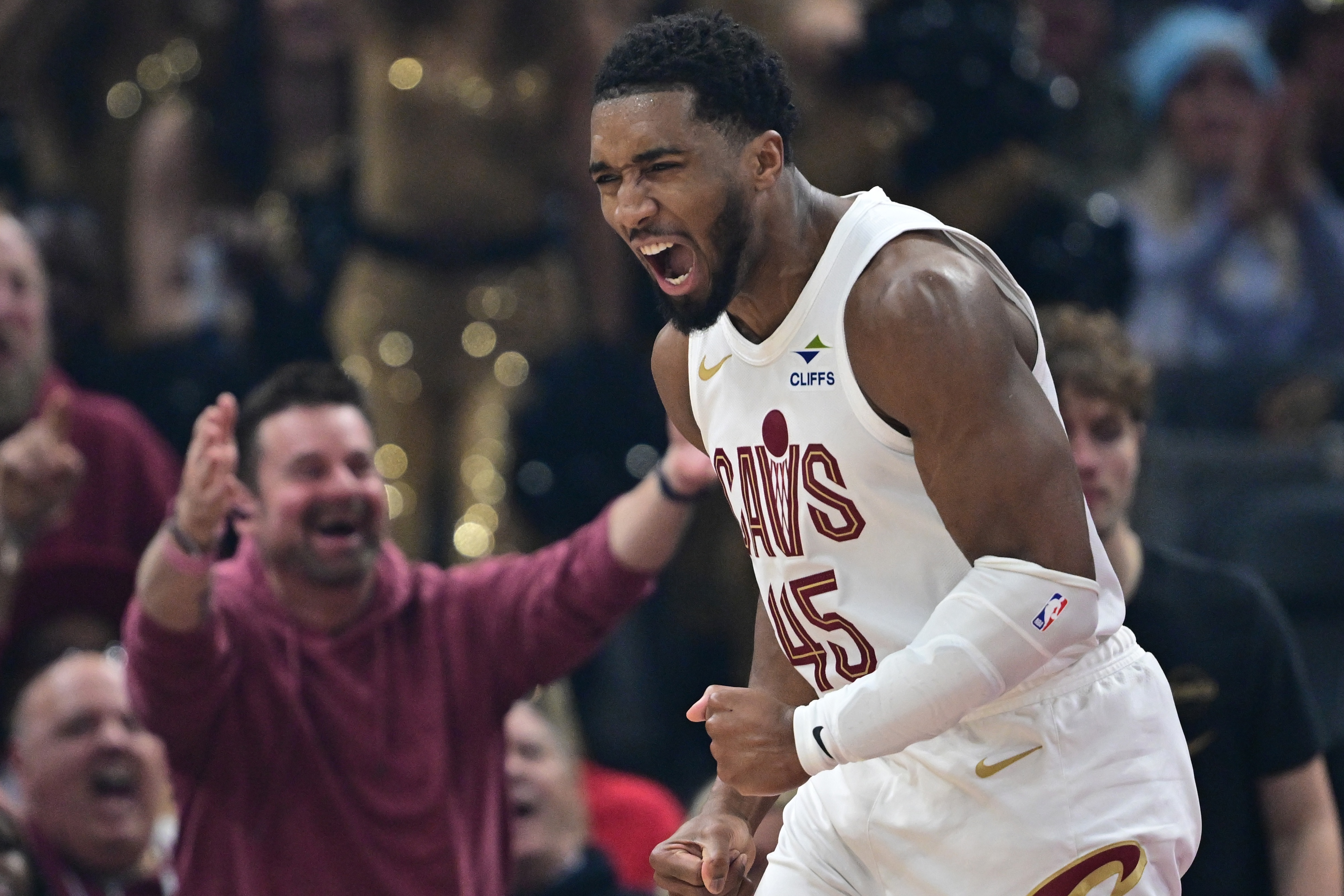 世界杯官方直播软件下载-米球王！米切尔25中11砍32分5板8助1抢断 关键时刻5分1助带走胜利